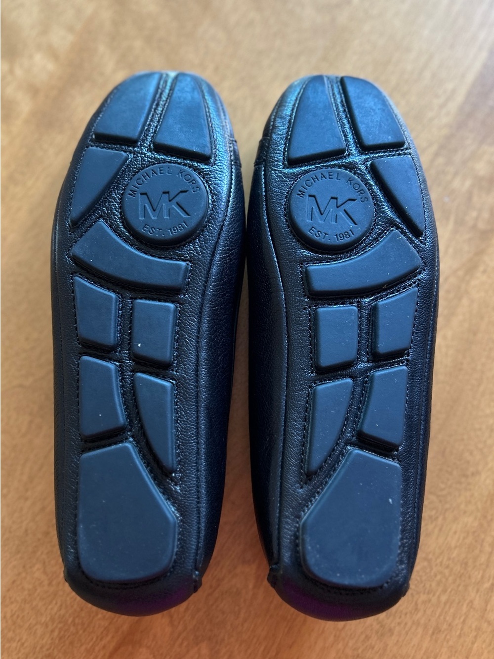Michael Kors Women's Black MK Logo Leather Fulton Flats. Gold Logo Size 6 1/2 - Picture 2 of 5